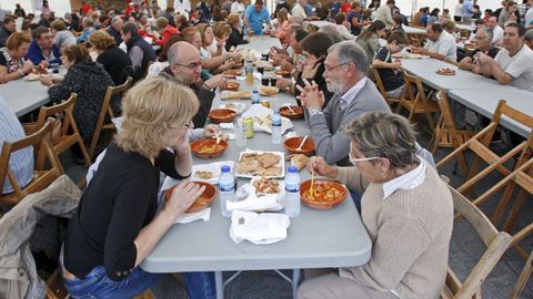 Gente disfrutando de su raci�n de Callos en una edici�n anterior de esta fiesta en Poio