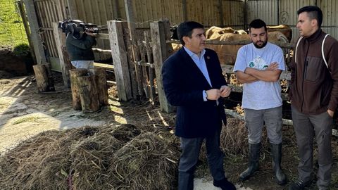 El delegado del Gobierno con j�venes que participan en el programa Cultiva
