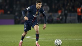 Achraf Hakimi conduciendo el bal&oacute;n durante un partido del PSG