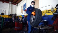 Encontrar un taller abierto, ahora que muchos han cambiado sus horarios, es uno de los retos