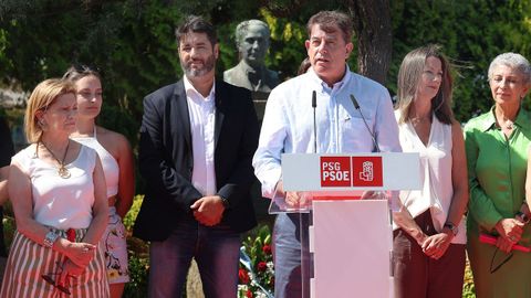 Besteiro, xunto a compañeiros de partido, diante do busto de Castelo no paseo da Ribeira de Rianxo.