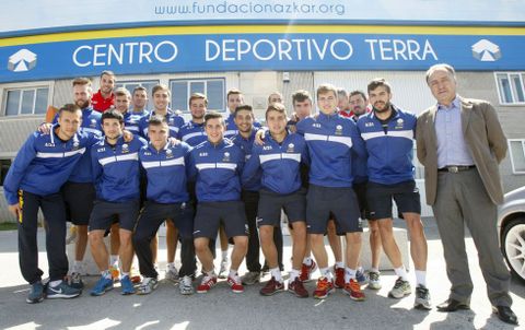 La primera plantilla del Prone posa ante el Centro Terra el pasado mes de agosto. 