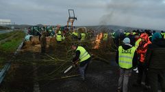 En im�genes, corte con tractores de la A-52 en Xinzo de Limia en protesta por el acuerdo de Mercosur