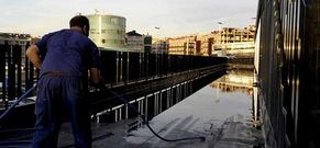 Un operario, trabajando la tarde del jueves en la impermeabilizaci�n del multiusos Lal�n Arena.
