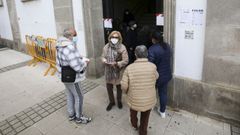 Pacientes del centro de salud Fontenla Maristany esperando para entrar.