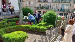 Ofrenda floral en homanexe a Alexandre B�veda.