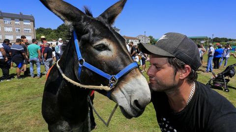 Dinamita y Antonio Aradas tras su victoria en la final de la carrera de burros de Escairn