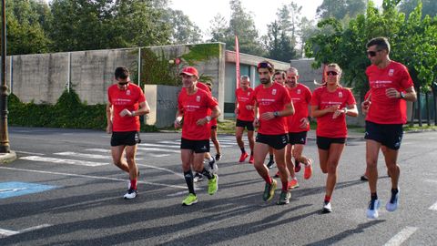 El grupo de corredores arranca la etapa en Arca do Pino.