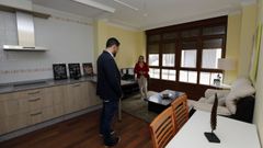 La inmobiliaria mostrando uno de los pisos en una jornada de puertas abiertas en San Cibrao