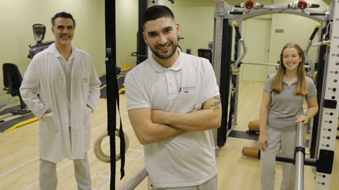 Adrián García, del área de neurorrehabilitación, en el centro, con el resto del equipo