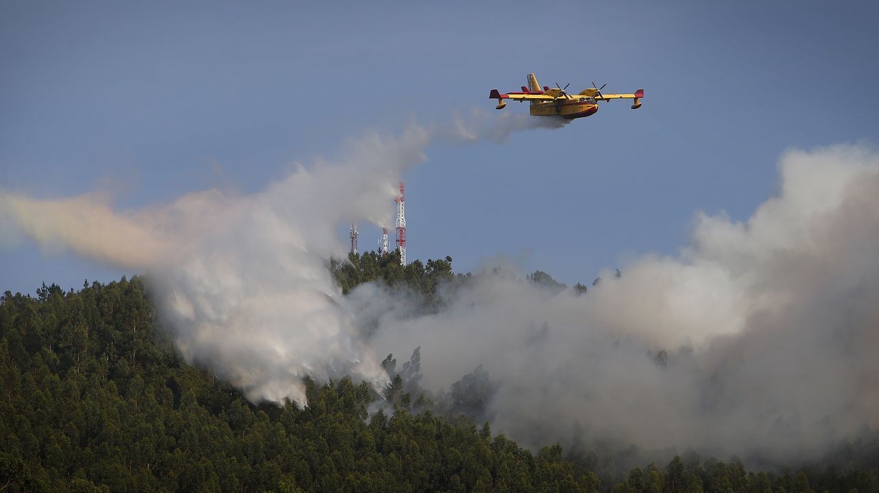 El fuego amenaza Barbanza en días de riesgo extremo de incendios
