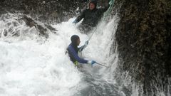 Percebeiros de Cedeira luchando con el mar para extraer el marisco (foto de archivo)