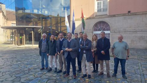 Alberto Pazos, portavoz del PP en el Parlamento Gallego, acmpaado de otros miembros del partido en el Rectorado de la Universidade da Corua