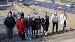 La conselleira, con la delegada de la Xunta en Ferrol, la alcaldesa de Moeche, los regidores de Cerdido y San Sadurni�o, el segundo teniente de alcalde y el portavoz del PP de Ortigueira, en Cerdido