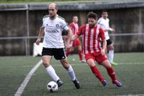 El medio dumbri�s Aar�n L�pez escapa de la presi�n del arteix�n Santi. 