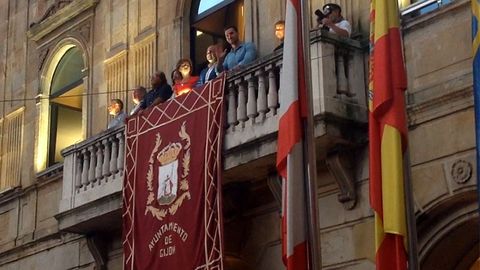 Sal Craviotto saluda desde el balcn del ayuntamiento de Gijn despus de leer el pregn de Semana Grande 2018