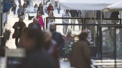Personas paseando por el centro de Ferrol, en foto de archivo.