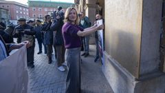 La candidata del PSOE a la presidencia de Arag�n, Pilar Alegr�a, durante la pega de carteles en la plaza San Juan de Teruel.