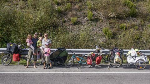 Anne y Pierre con sus tres hijos pasando por Sandis en su viaje de casi diez aos por todo el mundo