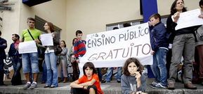 Segunda concentraci�n -ayer- de padres y madres del CEIP de Cervo contra la implantaci�n del decreto de comedores.