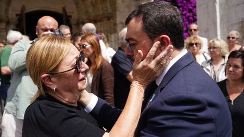 La viuda Luisa Lledías (i) se abraza al presidente del Principado, Adrián Barbón (d), durante el responso de su esposo