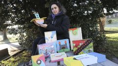 Irimia con juegos de Brazolinda, todos de creacin propia, en gallego y fabricados artesanalmente. El nombre de la empresa, cuenta, hace un guio a una mueca de trapo que su madre trajo de Brasil para su hija mayor: Cando empecei tia 3 anos e era a maior fan que tia. A sa boneca chamouna Brazolinda porque era moi linda e tia uns brazos cosidos cos que abrazaba as sas longas pernas para sentarse.