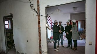 F&aacute;tima Cachafeiro guio a los alcaldes por el futuro museo de la conserva