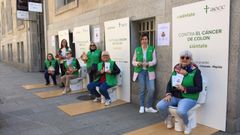 La Asociaci�n Espa�ola Contra el Cancer monta una carpa en el paseo para informar a los ciudadanos sobre el c�ncer de colon