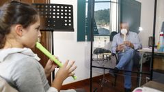 In�s, alumna del Grado Elemental de Gaita, sigue las instrucciones de su profesor, Bossa, tras una mampara