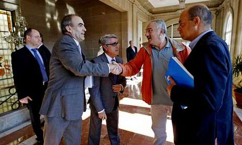 Manuel Ni�o saluda a Mosquera en presencia del subdelegado del Gobierno, Antonio Coello.