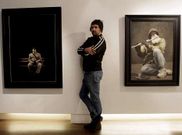 Jano Mu�oz, junto a dos obras de su exposici�n.