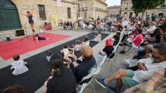 Un espect&aacute;culo de circo en las calles de Cambados