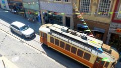 Un coche mal aparcado frena la marcha del tranv�a en Oporto