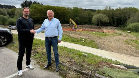 Jesús Manuel Graña Gómez, de Jim Sports, y el alcalde de Palas de Rei, Pablo Taboada, en el lugar donde se construirá la piscina olímpica