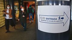Entrada al Hospital Montecelo, en Pontevedra, donde se van a reforzar los controles de aforo y acceso