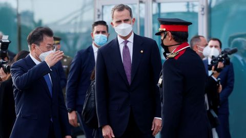 Felipe VI y el presidente de la Rep�blica de Corea del Sur, Moon Jae-in, son recibidos por el mayor de los Mossos, Josep Llu�s Trapero, antes de la cena inaugural de la reuni�n del C�rculo de Econom�a
