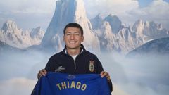 El delantero argentino Thiago Fern�ndez posa este jueves en su presentaci�n como nuevo jugador del Real Oviedo
