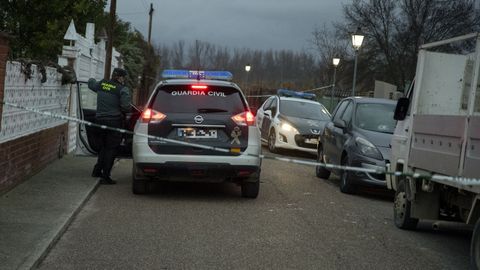 Miembros de la Guardia Civil en la vivienda donde fue asesinada por su expareja una mujer embarazada