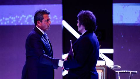 Massa (izquierda) y Milei se cruzan antes del debate.