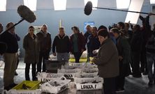 El equipo de rodaje de �Sicixia� se mezcl� ayer con los vendedores y compradores de la lonja de Fisterra