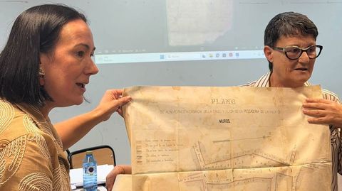 Mar�a Mayo y Josefa Fern�ndez mostrando un plano