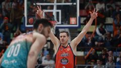 Strahinja Micovic celebra un triple ante el Menorca.