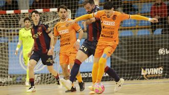 Raid Sbaa domina el bal�n ante la presi�n de Pedro Toro, en el Burela-Levante del pasado s�bado.