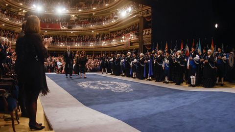 El rey Felipe y la reina Letizia a su llegada a la ceremonia de entrega de los Premios Princesa de Asturias, este viernes en el Teatro Campoamor de Oviedo