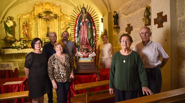 Tres generaciones de la familia Costal, todos emigrantes a México, en la ermita de Os Prados, en la parroquia de Xesta, con una Virgen de Guadalupe traída de México.