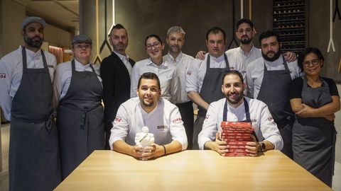 El equipo del restaurante Nova, en su local, en la calle Valle Incln de Ourense