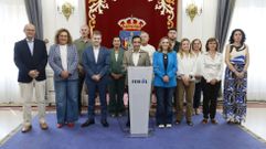 Rey Varela (en el centro) quiso trasladar una imagen de unidad compareciendo acompa�ado por los otros doce concejales del PP. De izquierda a derecha, Jos� Antonio Ponte Far, Patricia Cons, Ricardo Aldrey, Javier D�az Mosquera, Elvira Miramontes, Jos� Tom�, Pamen Pieltain, Ar�n L�pez, Blanca Garc�a, Rosa Mart�nez Beceiro, Susana Sanjurjo y Maica Garc�a Fraga.