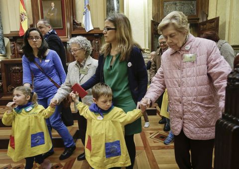 Nios y mayores tomaron el saln de plenos con motivo de la actividad intergeneracional Tengo algo que contarte.