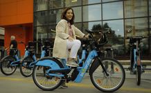 A alcaldesa In�s Rey nun paseo en bicicleta polo barrio de Elvi�a. 13/05/2023