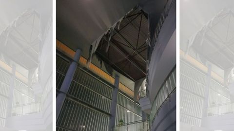 Parte del falso techo desprendido en el vest�bulo del Pazo da Cultura de Nar�n.